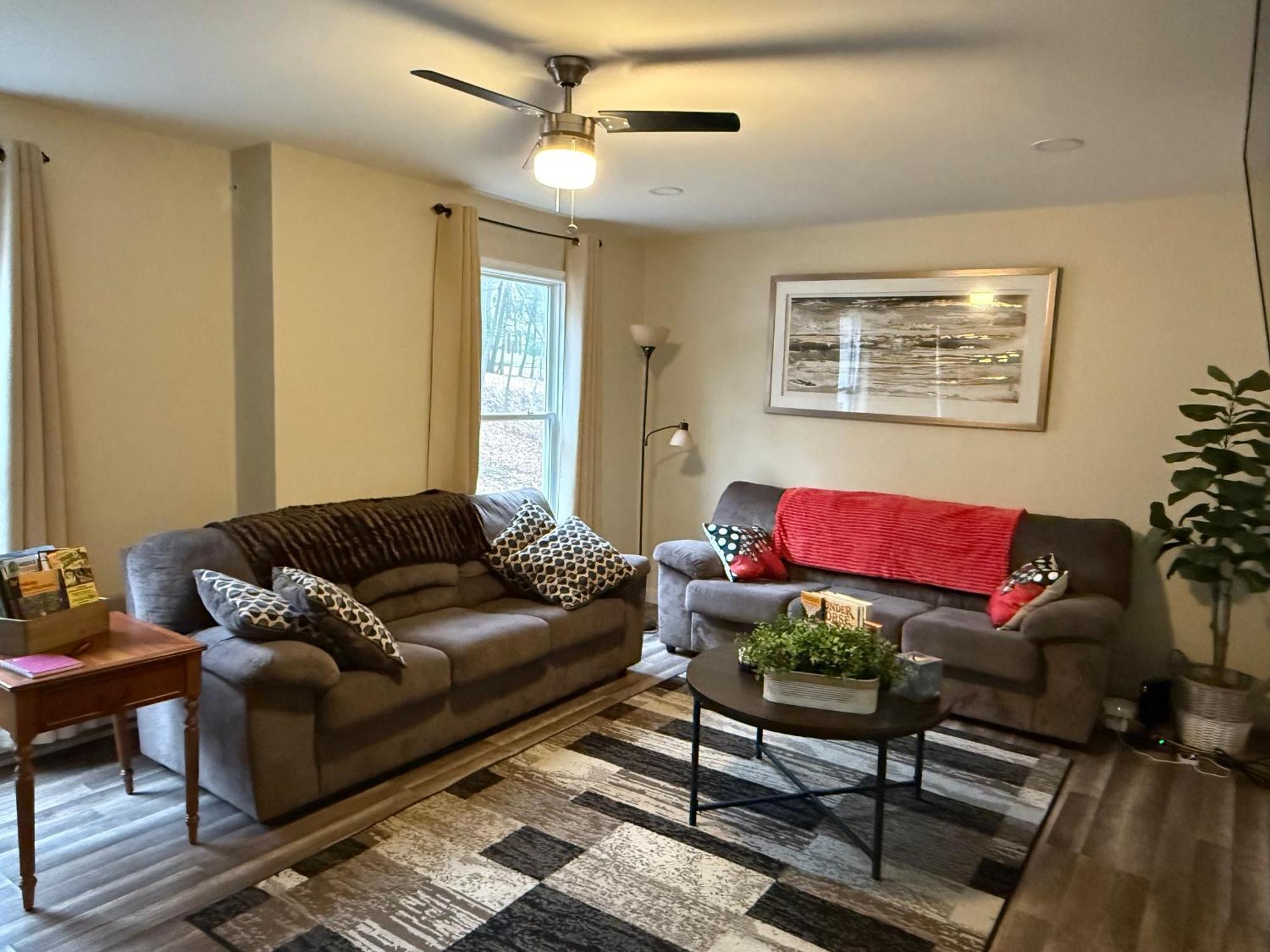 Spacious And Tranquil 5br House In Charming W Game Room, Pets Allowed *